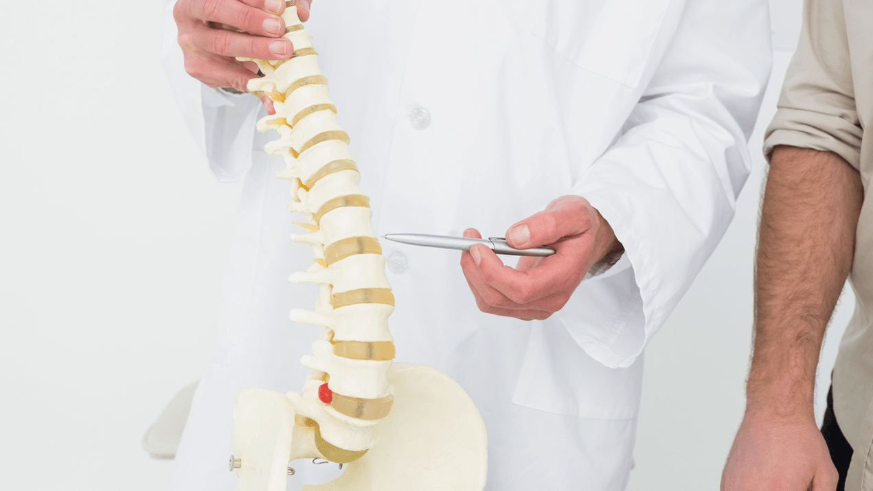 Diagnosis of back pain during a doctor's appointment of a doctor